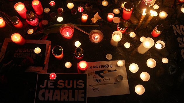 Ped francouzskou ambasdou v Praze vyjdily stovky lid solidaritu s obmi steden stelby v pask redakci satirickho tdenku Charlie Hebdo (8. 1. 2014).