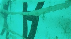 Trosky airbusu AirAsia, která indonéské pátrací týmy našly na dně Jávského moře... Trosky airbusu AirAsia, která indonéské pátrací týmy našly na dně Jávského moře...