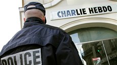 Policista ped sídlem redakce francouzského satirického týdeníku Charlie Hebdo....