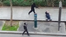 Maskovaní útoníci ped redakcí asopisu Charlie Hebdo zastelili policistu....