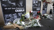 Pietní místo před redakci týdeníku Charlie Hebdo v Paříži (8. ledna 2015) Pietní místo před redakci týdeníku Charlie Hebdo v Paříži (8. ledna 2015)