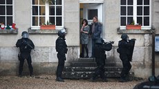 Zásahová jednotka francouzské policie prohledává město Longpont severně od... Zásahová jednotka francouzské policie prohledává město Longpont severně od...