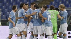 Fotbalisté Lazia slaví jeden z gólů v duelu se Sampdorií. Fotbalisté Lazia slaví jeden z gólů v duelu se Sampdorií.