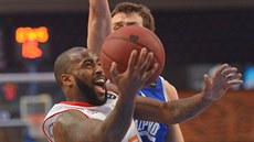 Darius Washington z Nymburku se snaží o zakončení v duelu s Petrohradem. Darius Washington z Nymburku se snaží o zakončení v duelu s Petrohradem.