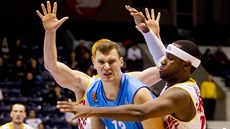 Ligový souboj mezi basketbalisty Pardubic (v bílém) a Prostějova. Ligový souboj mezi basketbalisty Pardubic (v bílém) a Prostějova.