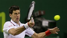 Novak Djokovi se opírá do úderu na turnaji v Dauhá.