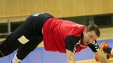 Brankář Petr Štochl maká na tréninku české reprezentace v Plzni. Brankář Petr Štochl maká na tréninku české reprezentace v Plzni.