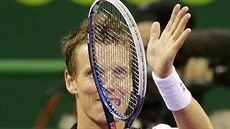 DÍKY ZA PODPORU. Tomá Berdych zdraví fanouky v Dauhá po vítzném duelu se...