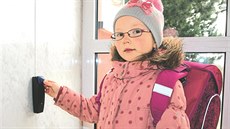 Čtečky jsou hned u vchodů do škol. Děti k nim čip přiloží a na tabuli nad... Čtečky jsou hned u vchodů do škol. Děti k nim čip přiloží a na tabuli nad...