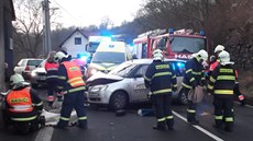 U Stráe nad Ohí narazilo auto do domu, ti lidé se zranili.