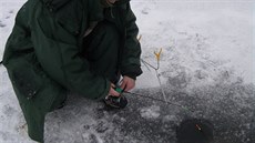 Lov ryb pod ledem má nezamnitelnou atmosféru.