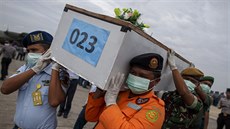 Indonétí vojáci nesou rakev s obtí zíceného letu AirAsia (3. ledna 2015).