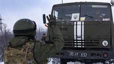 Proruský separatista zastavuje nákladní vz z konvoje ukrajinské armády u...