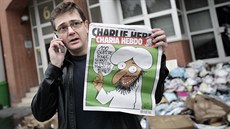 Stéphane Charbonnier (Charb) s kontroverzním vydáním Charlie Hebdo, které vedlo... Stéphane Charbonnier (Charb) s kontroverzním vydáním Charlie Hebdo, které vedlo...