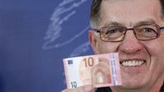 Litevský premiér Algirdas Butkevicius drží desetieurovou bankovku. Litva se... Litevský premiér Algirdas Butkevicius drží desetieurovou bankovku. Litva se...