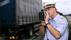 Rakouský dopravní policista při kontrole rychlosti na dálnici A1 (ilustrační... Rakouský dopravní policista při kontrole rychlosti na dálnici A1 (ilustrační...