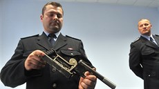 Policista Stanislav Rosa ukazuje podomácku vyrobenou zbraň odevzdanou v rámci... Policista Stanislav Rosa ukazuje podomácku vyrobenou zbraň odevzdanou v rámci...