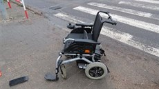 Invalidní vozík, na kterém se žena vydala přes přechod u hradecké fakultní... Invalidní vozík, na kterém se žena vydala přes přechod u hradecké fakultní...