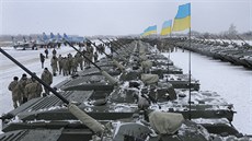 Ukrajinská armáda nedaleko Žytomyru převzala nové zbraně, obrněné transportéry... Ukrajinská armáda nedaleko Žytomyru převzala nové zbraně, obrněné transportéry...