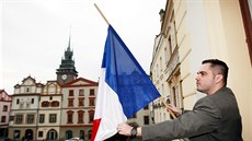 Tiskový mluvčí pardubického magistrátu Radim Jelínek vyvěšuje francouzskou... Tiskový mluvčí pardubického magistrátu Radim Jelínek vyvěšuje francouzskou...