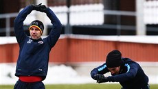 Sparťanští fotbalisté Josef Hušbauer (vlevo) a Lukáš Vácha se rozcvičují před... Sparťanští fotbalisté Josef Hušbauer (vlevo) a Lukáš Vácha se rozcvičují před...