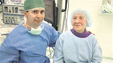 Vlastimila Češková s chirurgem a primářem zlínského Gemini očního centra Pavlem... Vlastimila Češková s chirurgem a primářem zlínského Gemini očního centra Pavlem...