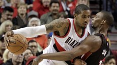 LaMarcus Aldridge (vlevo) z Portlandu se snaží prosadit přes Chrise Boshe z... LaMarcus Aldridge (vlevo) z Portlandu se snaží prosadit přes Chrise Boshe z...