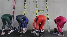 Skokané na lyích se chystají na trénink ped závodem v Innsbrucku.