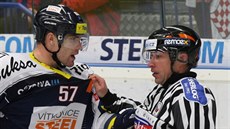 Vítkovický hokejista Rostislav Olesz debatuje s rozhodím.