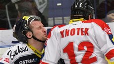 Vítkovický hokejista Tomá Pastor naráí do olomouckého Jana Knotka.