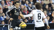 Gareth Bale (vlevo) z Realu Madrid v souboji s Lucasem Orbánem z Valencie.