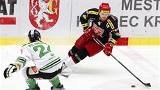 Rudolf Červený (vpravo) z Hradce Králové si vede puk kolem Tomáše Klimenta z... Rudolf Červený (vpravo) z Hradce Králové si vede puk kolem Tomáše Klimenta z...