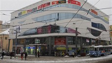 Liberecký obchodní dům Delta stojí ve středu Liberce, v sousedství dalšího... Liberecký obchodní dům Delta stojí ve středu Liberce, v sousedství dalšího...