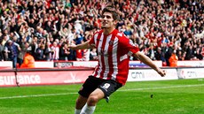 Ched Evans slaví gól. Ched Evans slaví gól.