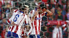 Antoine Griezmann (uprosted) z Atlética Madrid slaví svj gól proti Levante,...