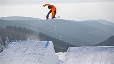 Účastník akce Just Ride! předvádí trik na skoku. Účastník akce Just Ride! předvádí trik na skoku.
