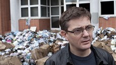 Stephane Charbonnier před napadenou redakcí týdeníku Charlie Hebdo (2.... Stephane Charbonnier před napadenou redakcí týdeníku Charlie Hebdo (2....