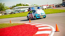 Elektromobil s bateriemi Alcoa-Phinergy má dojezd asi 1 800 kilometrů Elektromobil s bateriemi Alcoa-Phinergy má dojezd asi 1 800 kilometrů