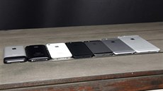 Pi vzájemném porovnání vynikne velikost nových model iPhonu oproti starím s mením displejem.