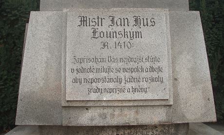 Detail nápisu na pomníku Mistra Jana Husa v Lounech od Josefa Kvasniky z r....