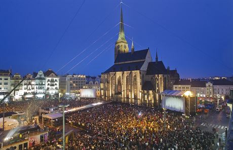 Slavnostní zahájovací show roku kultury v Plzni sledovaly na námstí Republiky tisíce lidí. (17. ledna 2015)