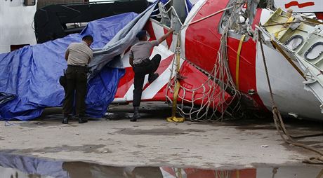 Trosky letounu AirAsia, který havaroval nad Jávským moem 28. prosince.