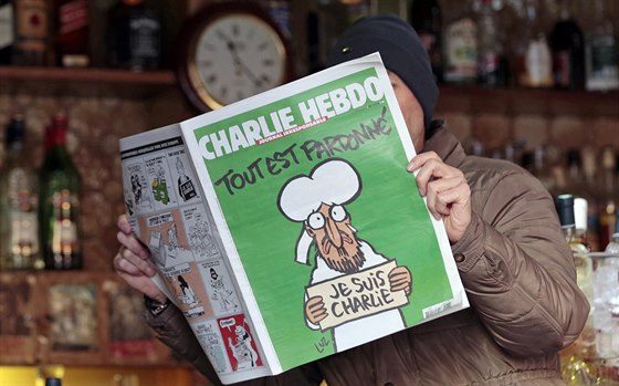 Návtvník kavárny v Nice si te nové íslo Charlie Hebdo. (14. ledna 2015)