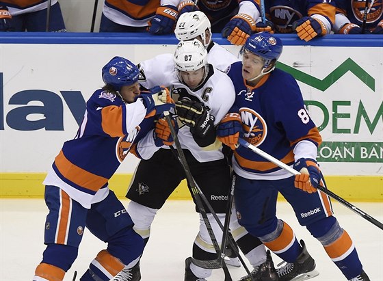 STATENÝ BOJ. Se dvma soupei z NY Islanders se pere Sidney Crosby z...