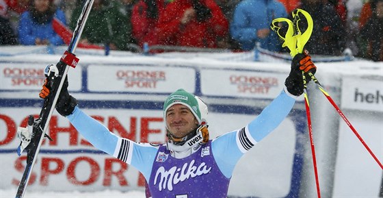 Felix Neureuther se spokojen usmívá, práv vyhrál slalom Svtového poháru ve...