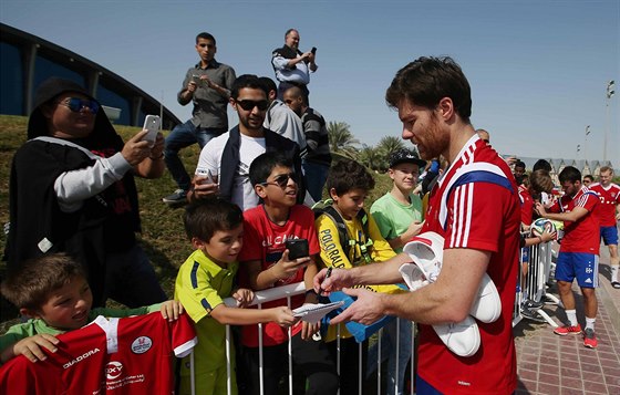 DEJ NÁM PODPIS! A UDLÁME SELFIE! V obleení fanouk je Xabi Alonso. O...