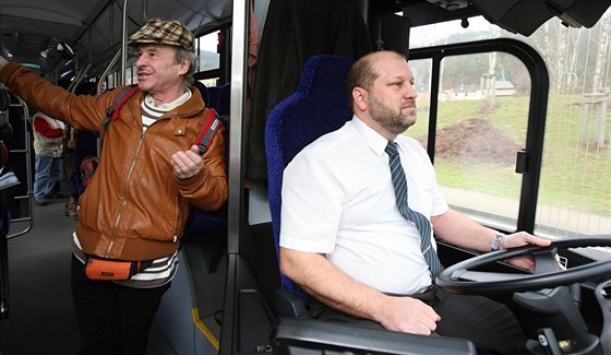 Námstek hejtmana pro dopravu Jaroslav Komínek (vpravo) nkdy sám usedá za volant autobusu. 