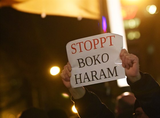Mu drí nápis Stop Boko Haram na nmeckém shromádní proti íení islámu...