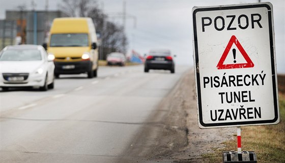 Cedule v Popvkách u Brna zbyten vyhánla idie na trasy urené zejména kamionm. Pitom tubus do msta je prjezdný a do zaátku února.