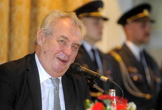 Milo Zeman pi setkání s obany ve velkém sále Chrudimské besedy.